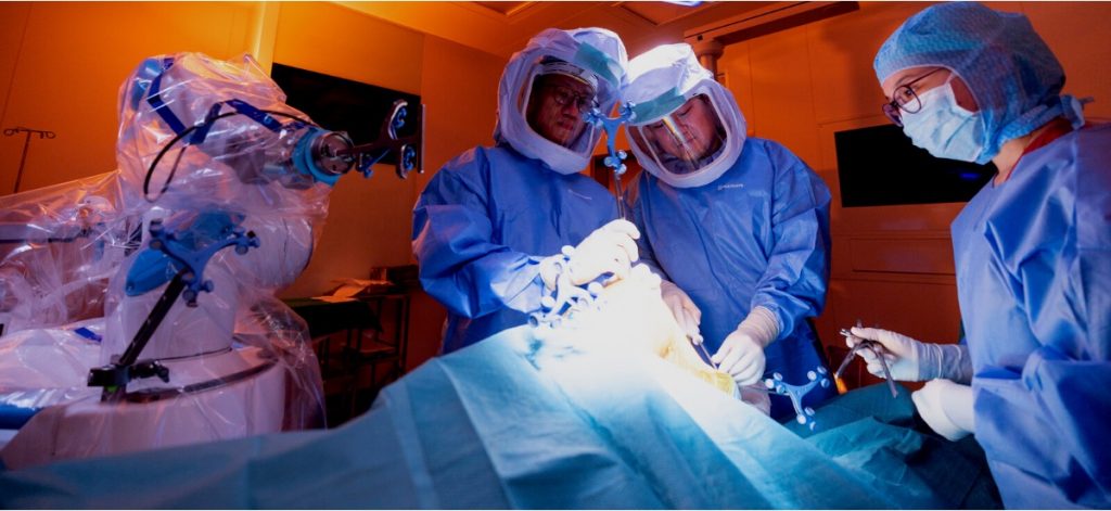 Dr Wang Lushun melakukan operasi lutut robotik